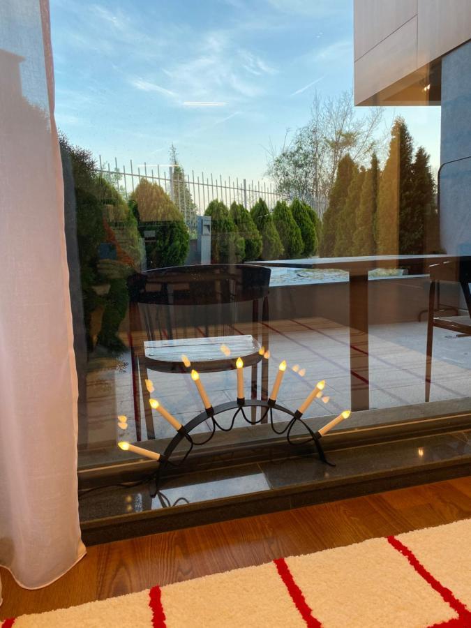 Cozy Red Bulldog Place In Apart-Complex/Pool Varna Exteriör bild